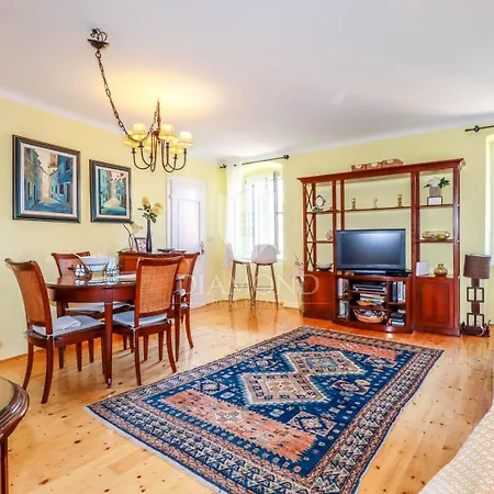 Augusta Ferri Διαμέρισμα *